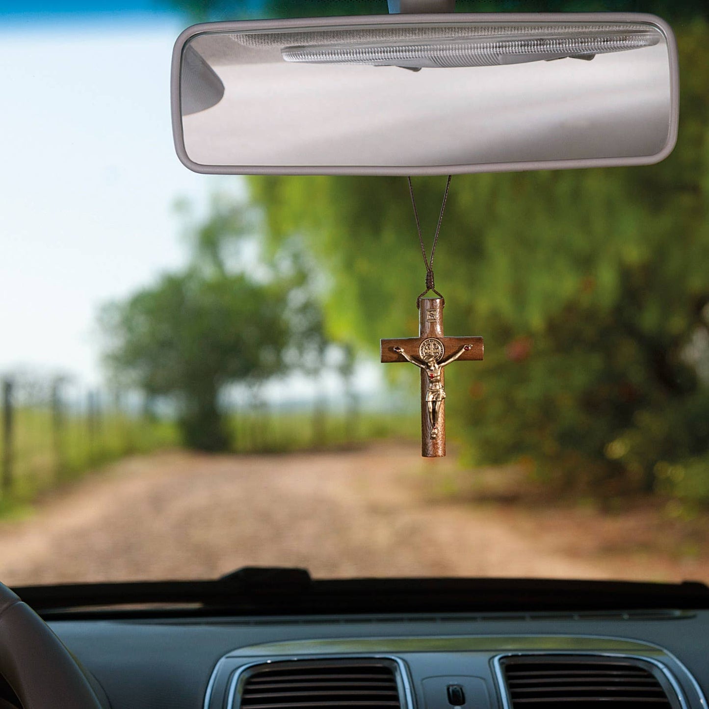 AUTO DEVOCIONAL: CRUZ DE MADERA CON ESPEJO RETROVISOR DE SAN BENITO