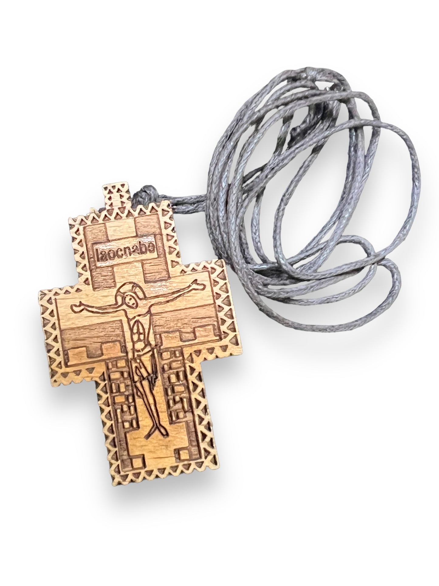 CRUZ DE MADERA CON CUERDA: CORPORQUE TALLADO