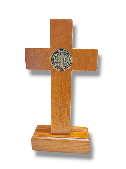 CRUCIFIJO DE SAN BENITO DE MADERA DE 6.5" DE PIE