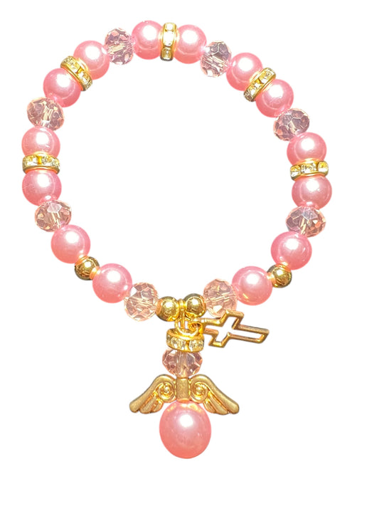 PULSERA: PERLA FALSA CON DIJES DE ÁNGEL Y CRUZ