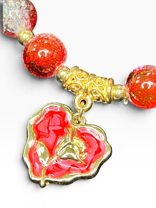 PULSERA: VIDRIO ROJO CON DIJES DE ÁNGEL Y ALAS DORADAS